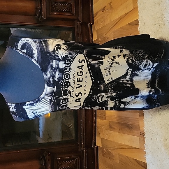 Banana Expressions Tops - Classic Las Vegas Tank Top. Black & cream. Large